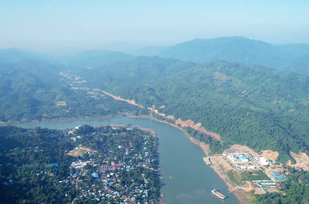 বাংলাদেশ-ভারত সীমান্তে গুরুত্বপূর্ণ শহরের দখল নিল জান্তাবিরোধীরা