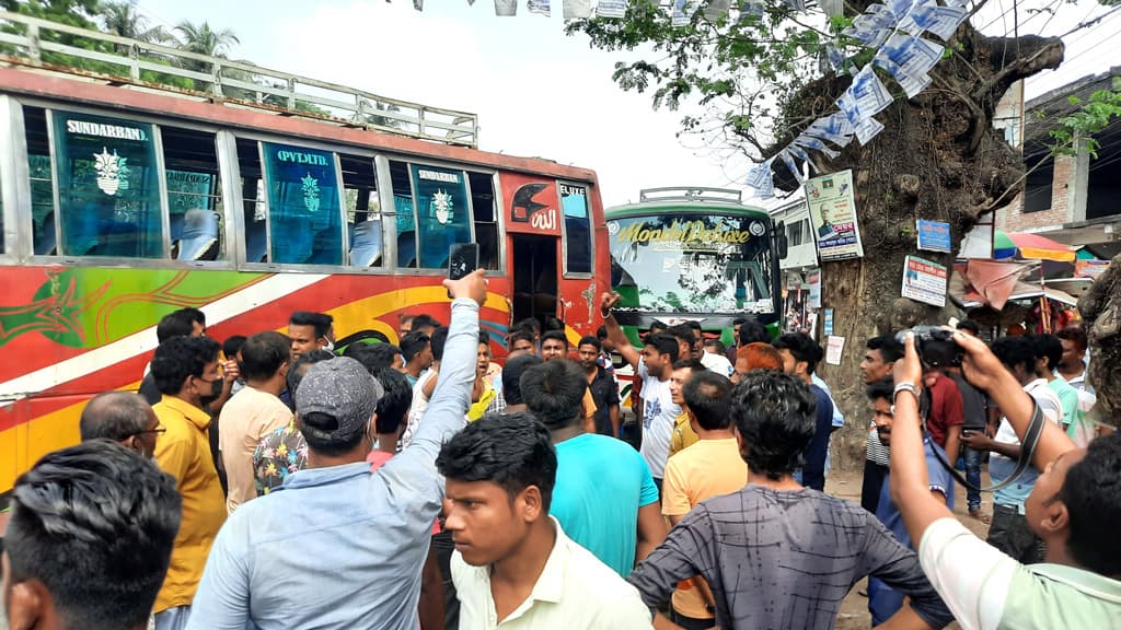 বাস-মিনিবাস শ্রমিক ইউনিয়নের সভাপতিকে পেটানোর ঘটনায় শ্রমিকদের সড়ক অবরোধ