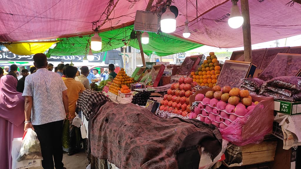 নোয়াখালীতে অভিযানের খবরে পালালেন ফল ব্যবসায়ীরা, ৩ প্রতিষ্ঠানকে জরিমানা