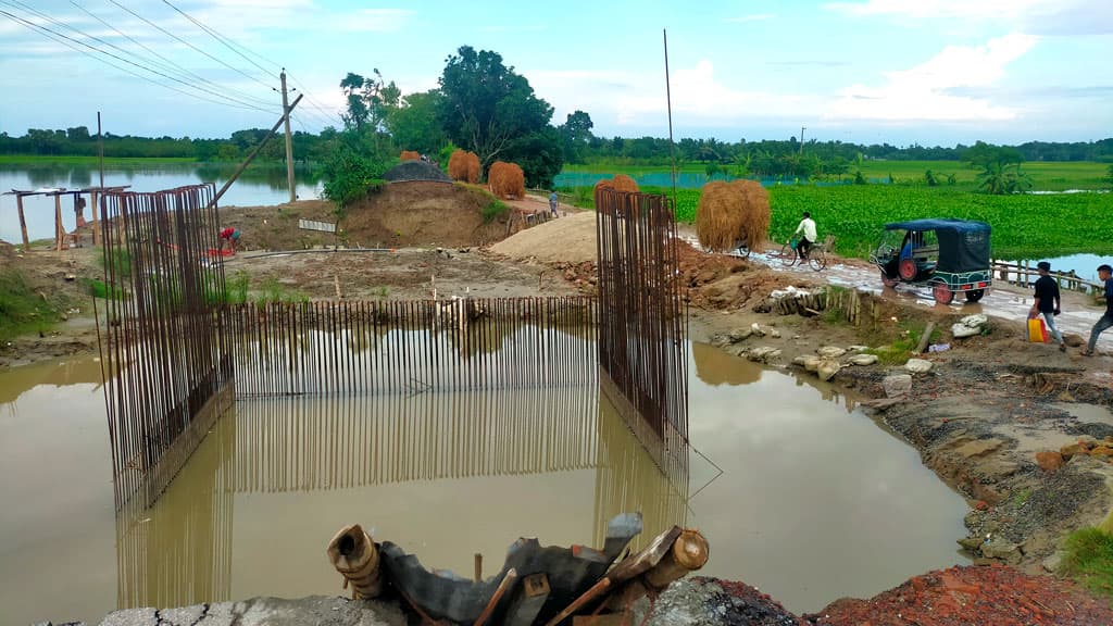 পিলার বসাতেই মেয়াদ শেষ