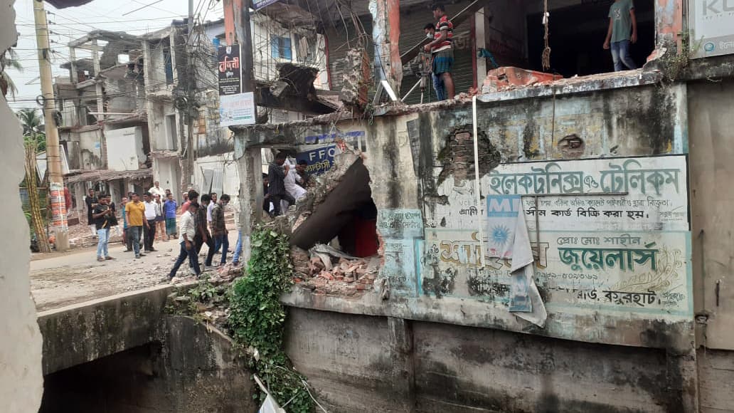 বিএনপি নেতার বিপণি বিতান ভেঙে দিলেন কাদের মির্জা