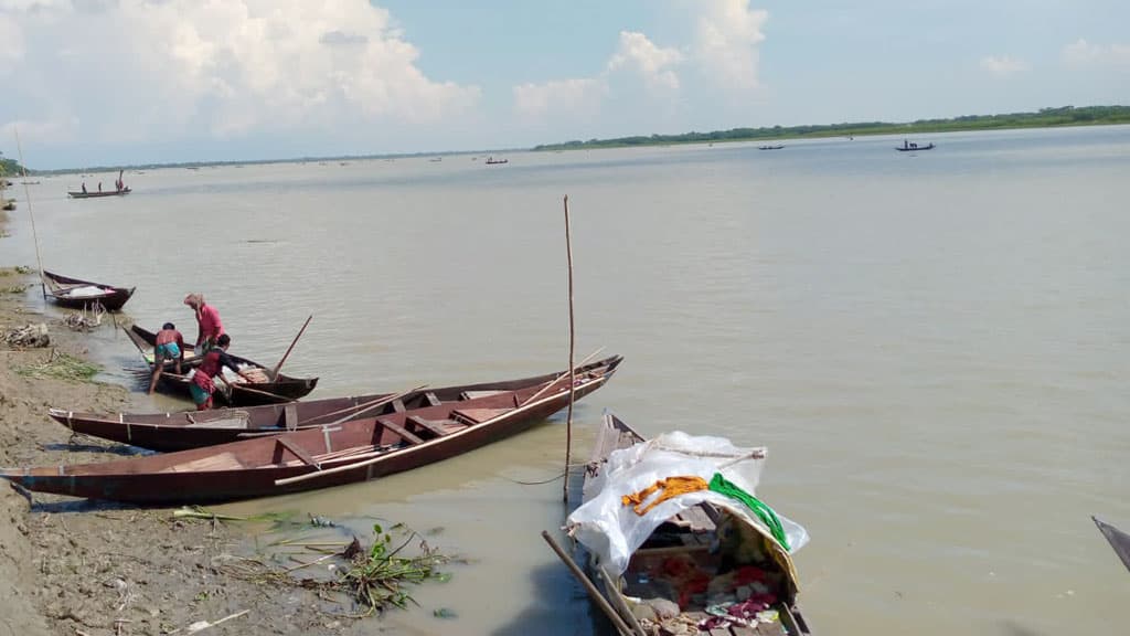 গোসাইরহাটে প্রশাসনের ওপর জেলেদের হামলার অভিযোগ, আটক ১৮