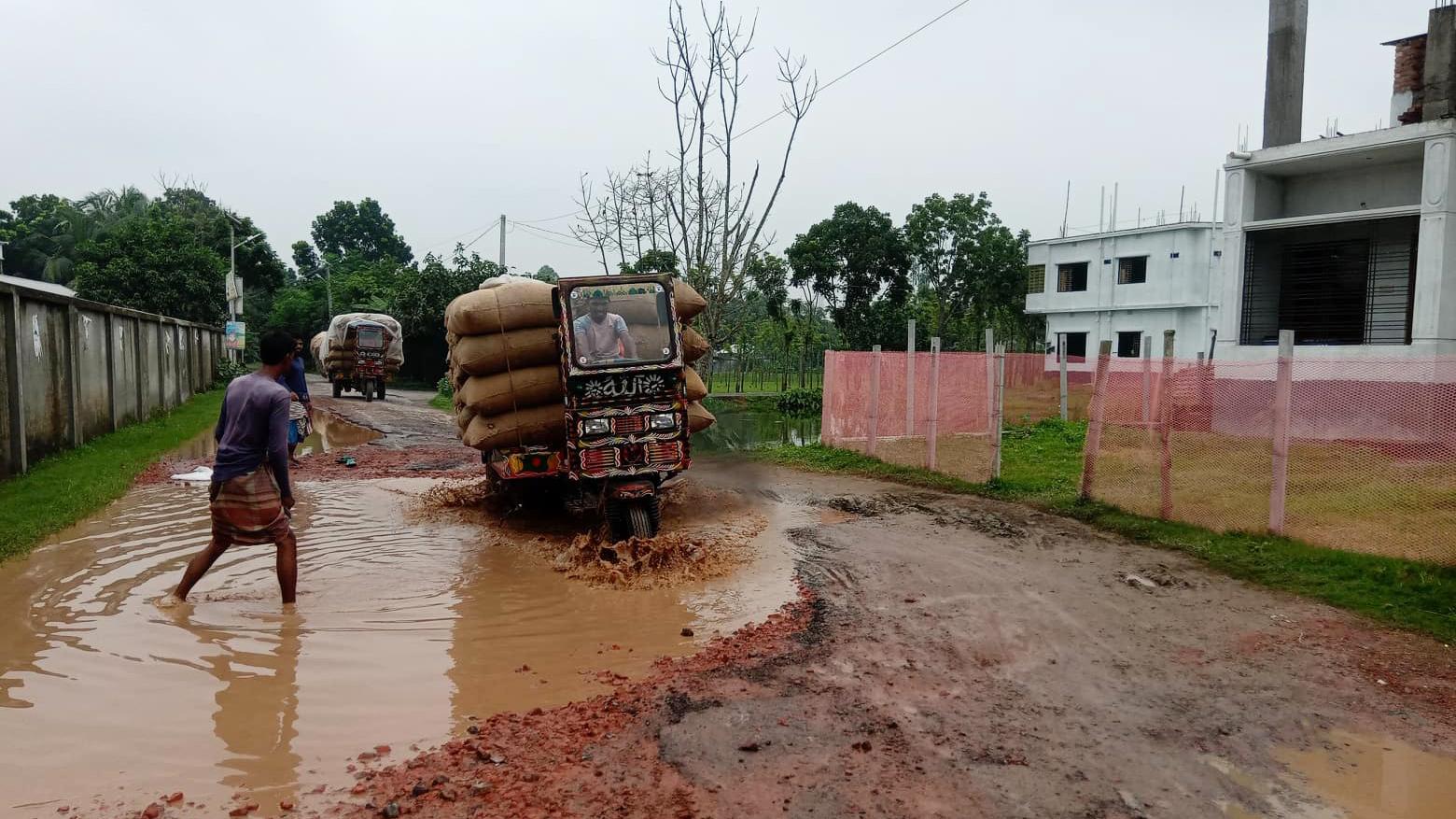 আটঘরিয়ার প্রধান সড়কে খানাখন্দ, লাখ মানুষের ভোগান্তি