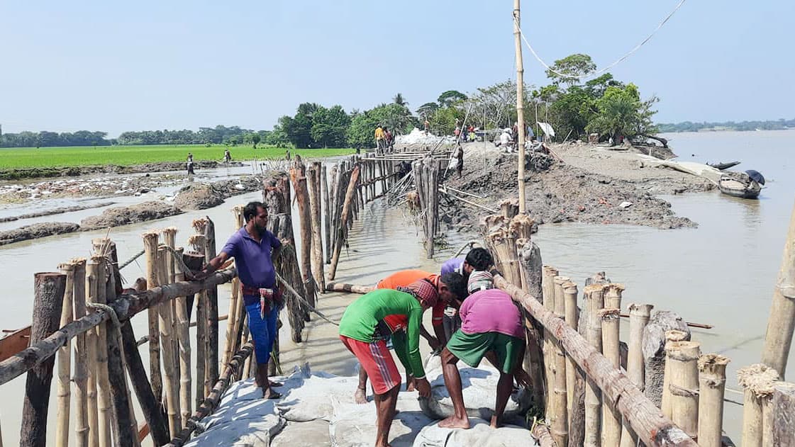 দাকোপে বেড়েছে নদীভাঙন