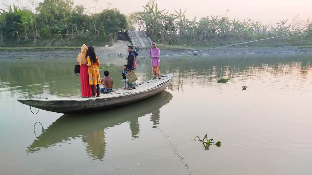 ৫২ বছর ধরে খেয়া পারাপার করছেন জগদীস দাস