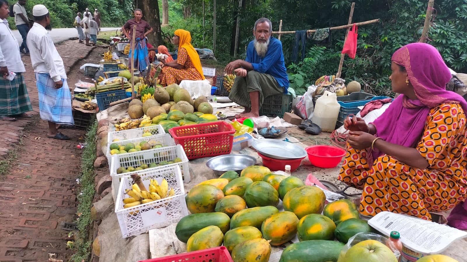 জুমের ফলের পসরা  সাজেকের পথে