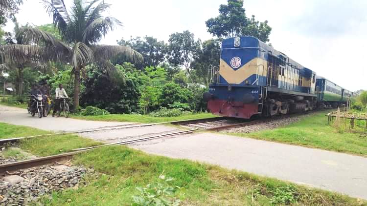 ট্রেনের ধাক্কায় তরুণীর মৃত্যু, যুবকের দুই পা বিচ্ছিন্ন