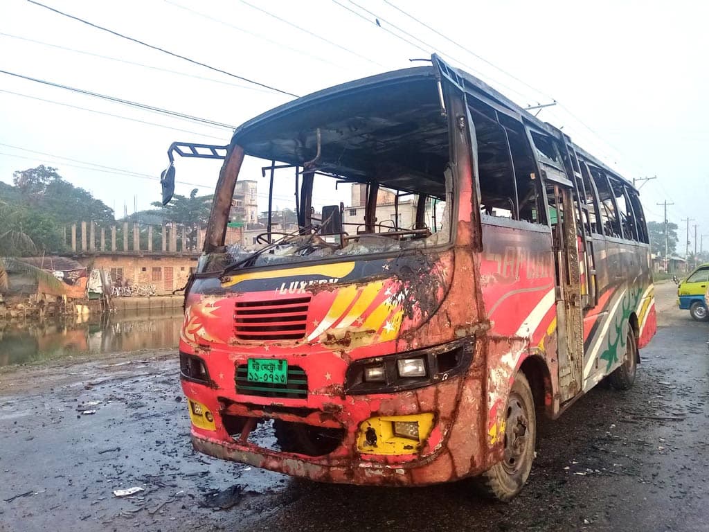 আনোয়ারায় দাঁড়িয়ে থাকা বাসে আগুন