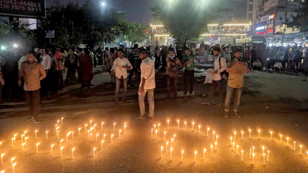 সরকারি চাকরিতে বয়সসীমা ৩৫ করার দাবিতে নীলক্ষেত মোড়ে অবস্থান, রাস্তা বন্ধ