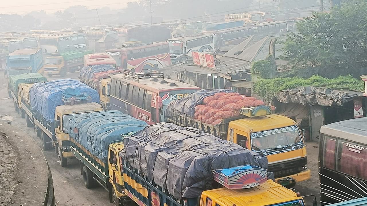 স্বাভাবিক হচ্ছে না দৌলতদিয়া ফেরিঘাটের যানজট