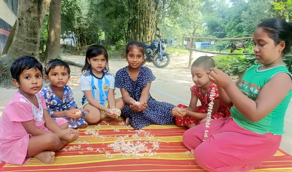 হেমন্তের শিউলি কুড়ানো শিশুরা