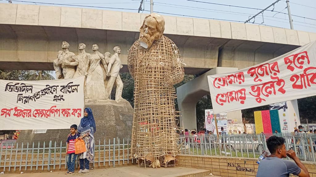 ভাগাড় থেকে তুলে রবীন্দ্রনাথের ভাস্কর্য আবার বসালেন ঢাবি শিক্ষার্থীরা