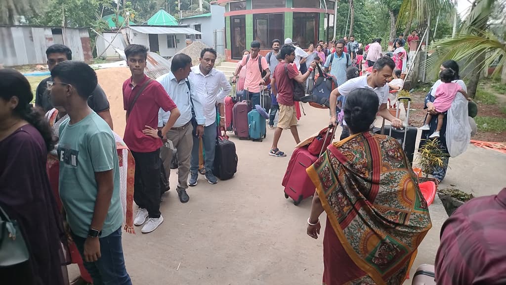 ঈদের ছুটিতে যাত্রীদের চাপ বাড়ছে আখাউড়া ইমিগ্রেশনে