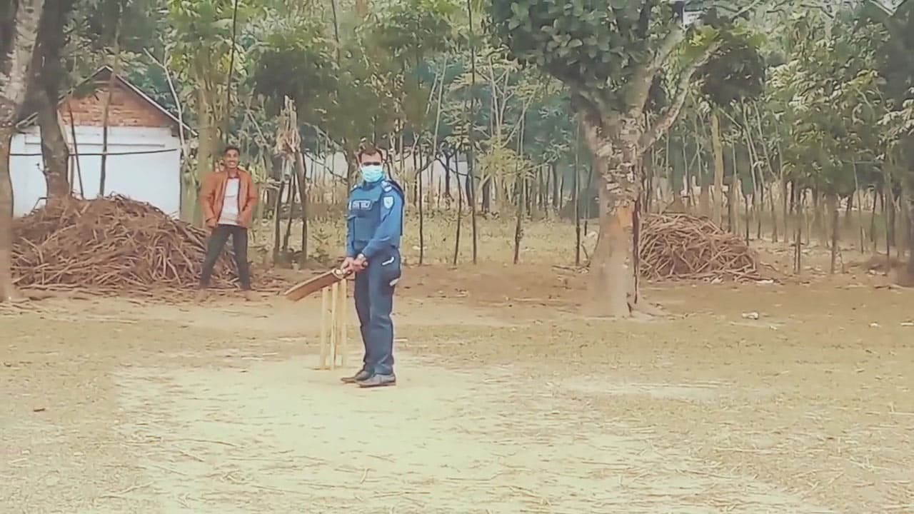 ভোটার নেই, কেন্দ্রে ক্রিকেট খেলল পুলিশ