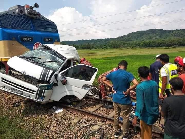 মিরসরাইয়ে ট্রেন-মাইক্রোবাস সংঘর্ষের ঘটনায় আরও ২ জনের মৃত্যু