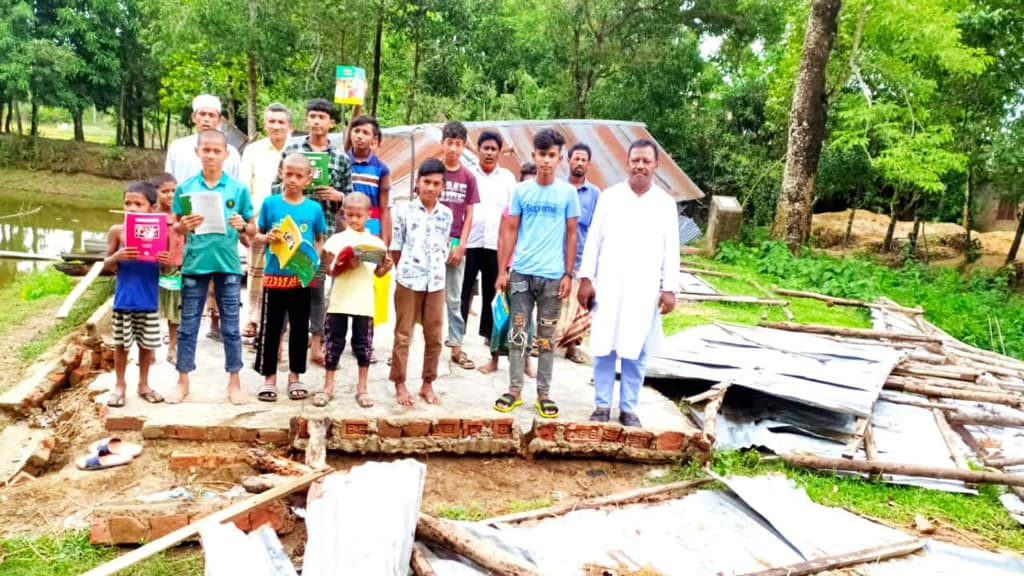 ঝড়ে উড়ে গেল বিদ্যালয় ভবন, খোলা আকাশের নিচে চলছে পাঠদান