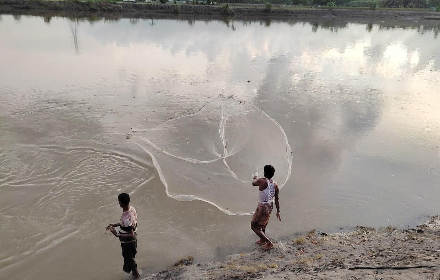 বিষে নীল মাতামুহুরী, মাছ পাচ্ছে না জেলে