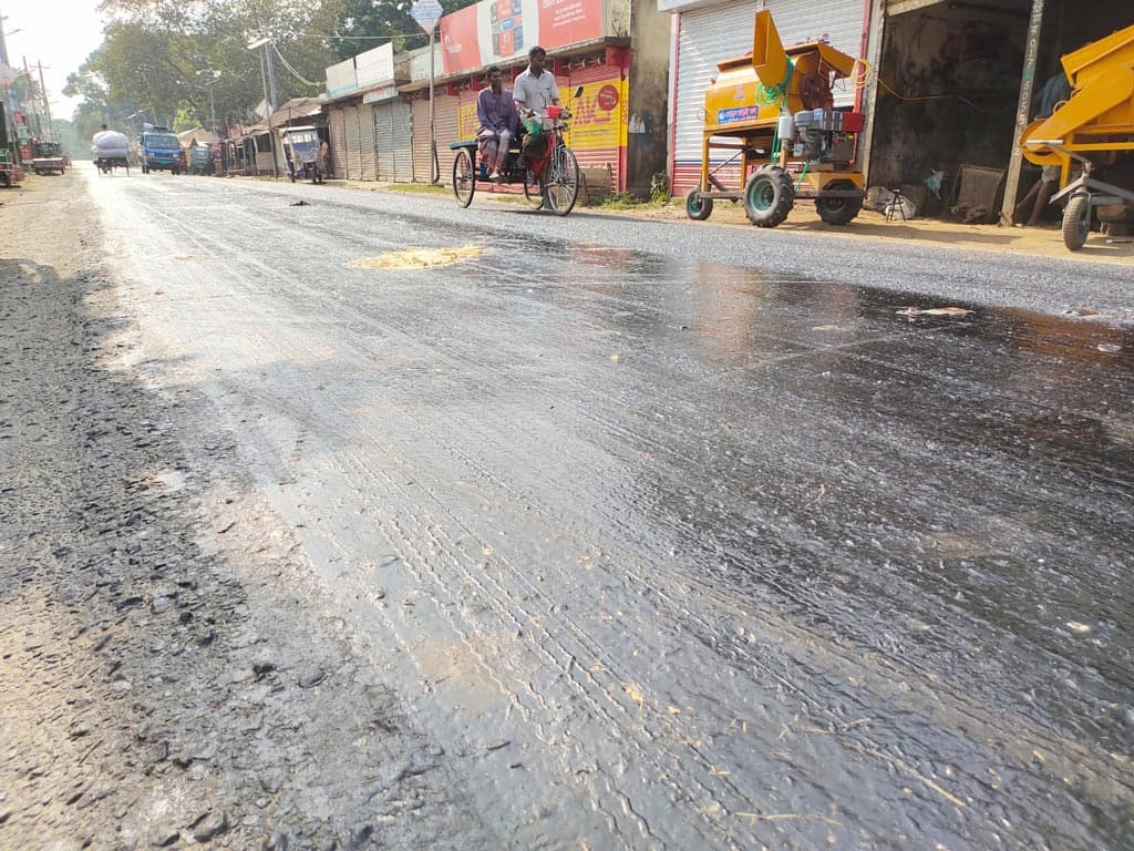 আগৈলঝাড়ায় প্রচণ্ড গরমে গলে যাচ্ছে সড়কের পিচ