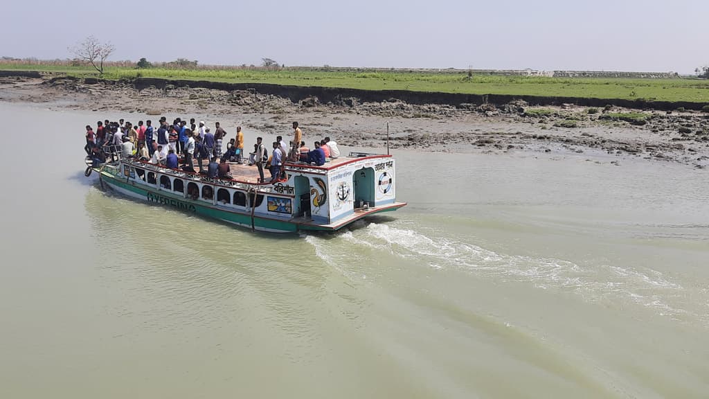 নিষেধাজ্ঞায়ও চলছে ট্রলার