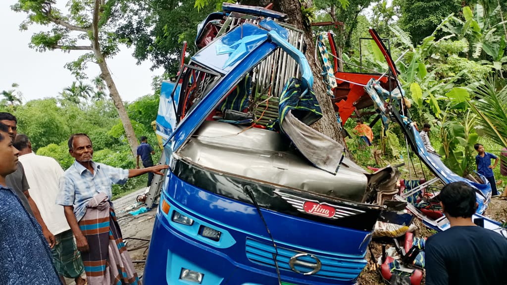 ‘যাত্রীরা সব ঘুমে, হঠাৎ ধাক্কায় ছিটকে বাইরে পড়ে যাই’