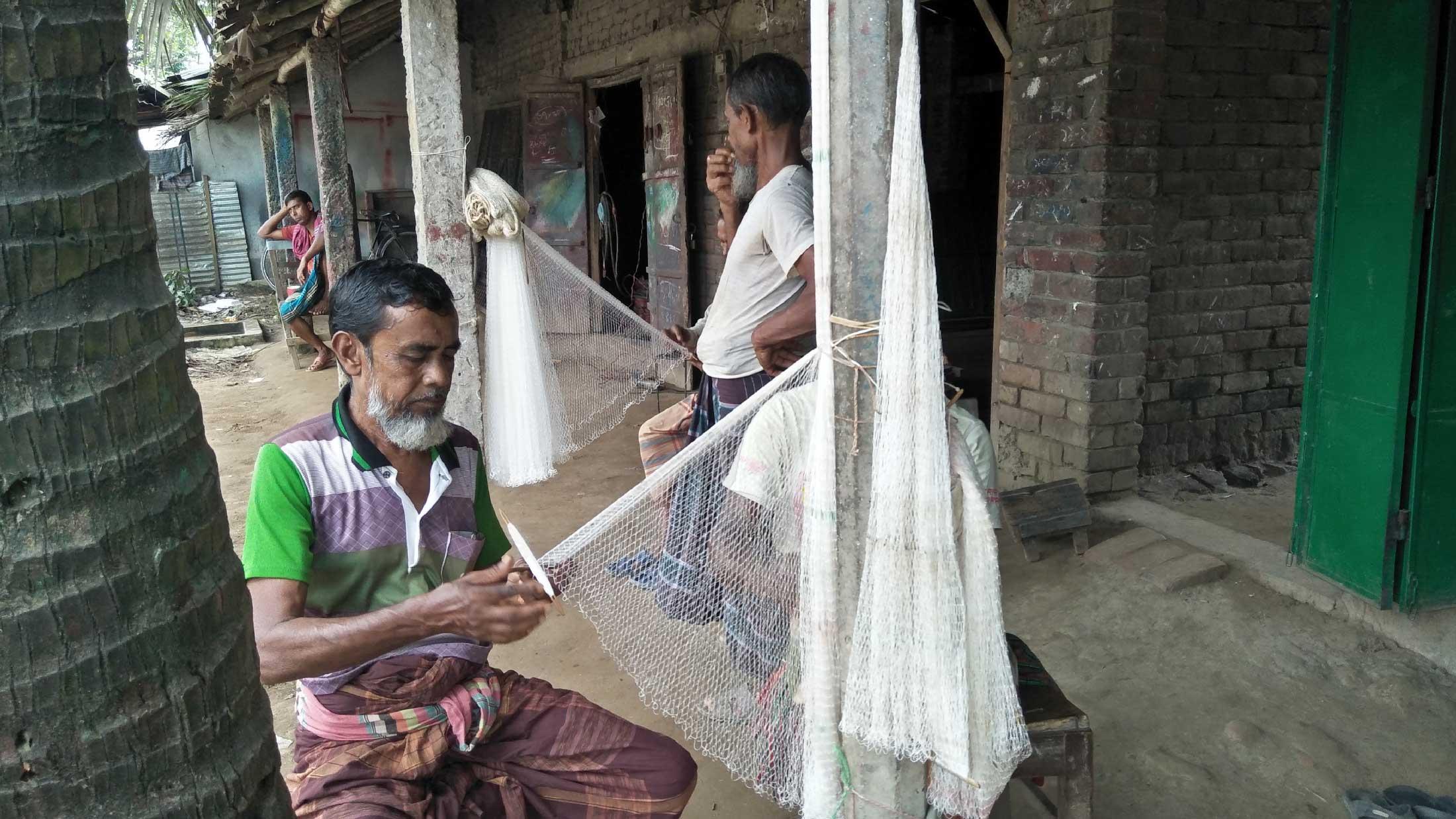 জাল বুনে চলে সংসার চাকা