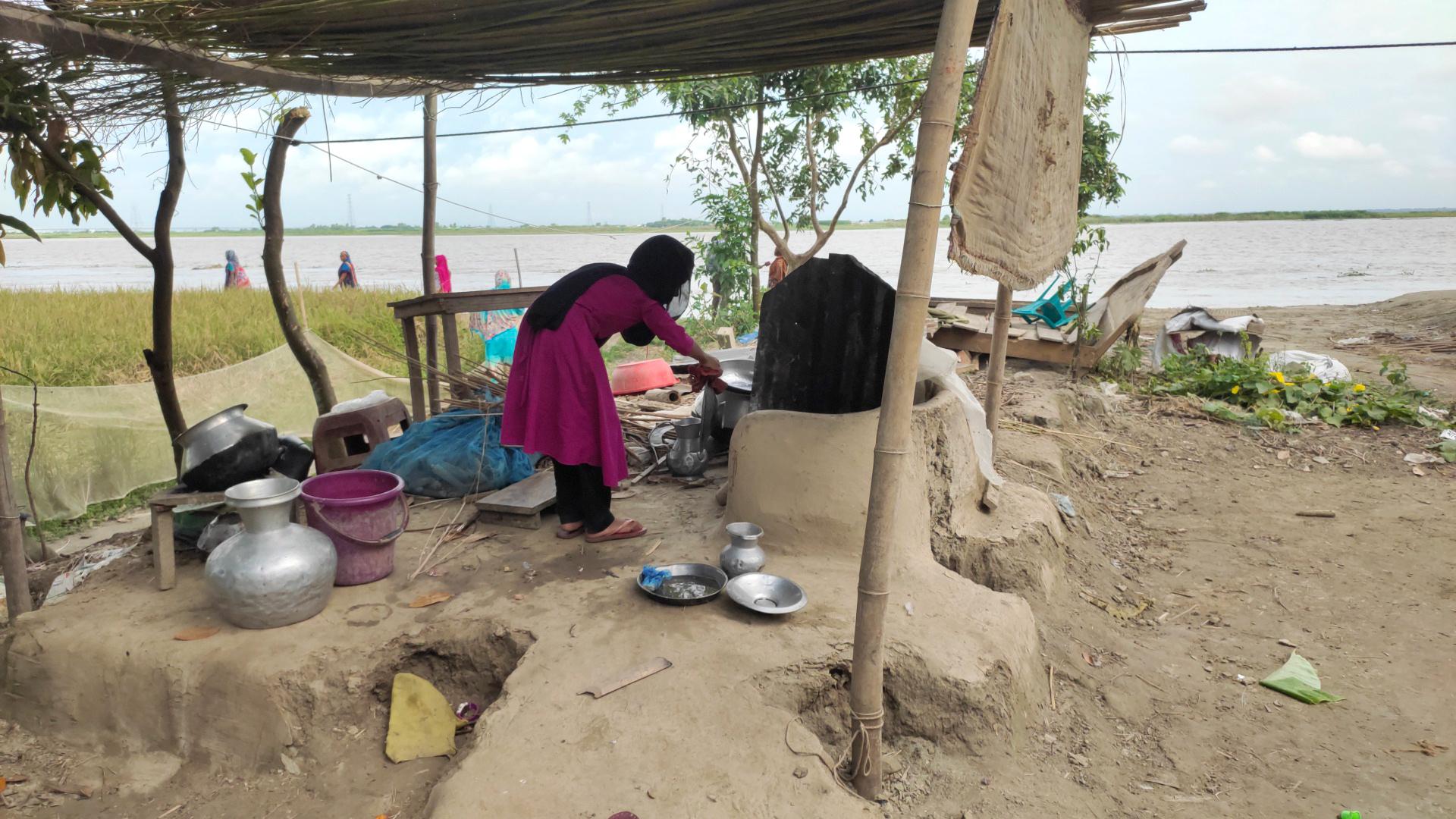 ‘আমাগো সবকিছু গিললা খাইয়া হালাইছে পদ্মায়’