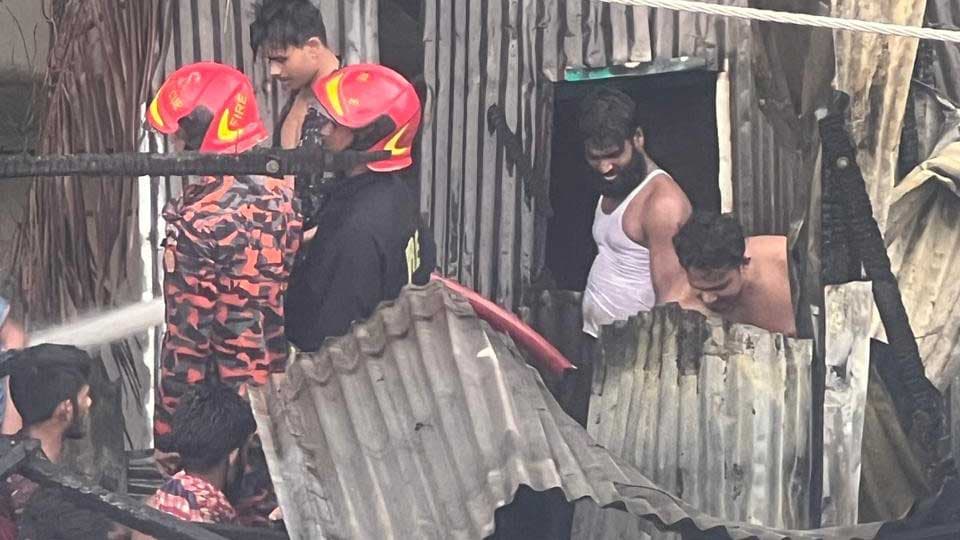 রাজধানীর কড়াইল বস্তিতে আগুন, এক ঘণ্টা পর নিয়ন্ত্রণে