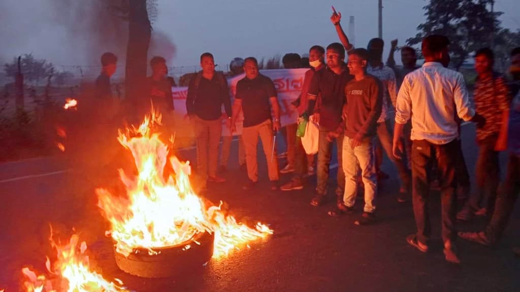 নাটোরে টায়ারে আগুন দিয়ে সড়ক অবরোধ