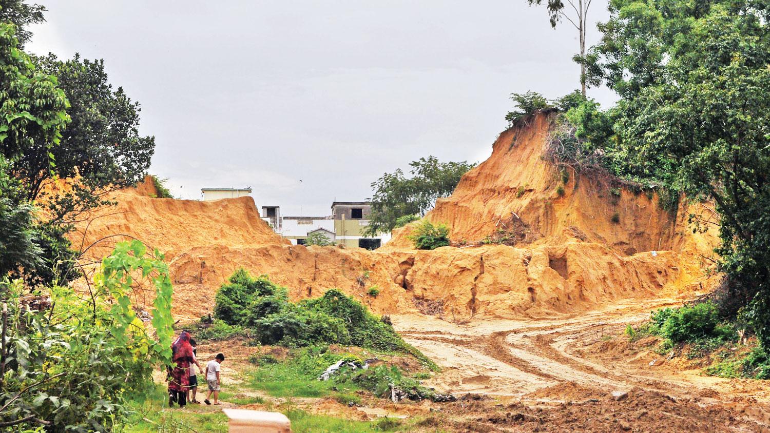 চট্টগ্রামে আইন ভেঙে পাহাড় কাটছে পুলিশ