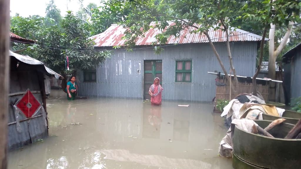 চিলমারীতে আবারও বাড়ছে ব্রহ্মপুত্রে পানি, দুর্ভোগে মানুষ