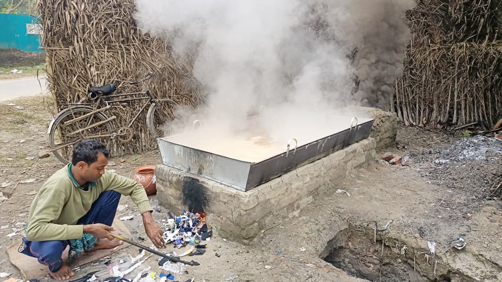 খেজুরের রস থেকে গুড় তৈরিতে ব্যস্ত গাছিরা