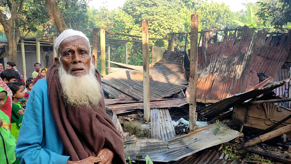 সোনারগাঁয়ে অগ্নিসংযোগের পর একই পরিবারের ৪ জনকে কুপিয়ে আহত