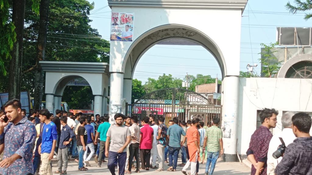 নিরাপদ খাবারসহ ৩টি দাবিতে বিশ্ববিদ্যালয়ের প্রধান ফটকে তালা দিল ইবি শিক্ষার্থীরা