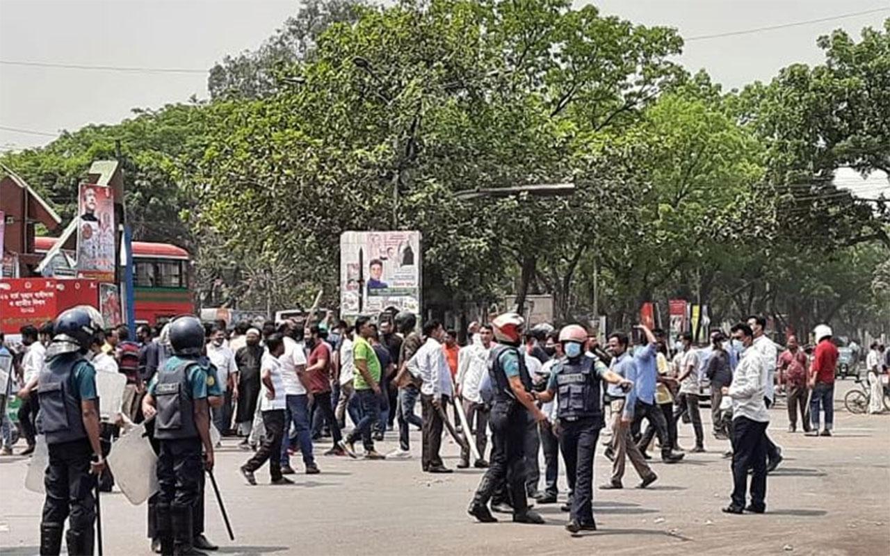 থমথমে পল্টন, হেফাজত-আ.লীগের ধাওয়া-পাল্টা ধাওয়া