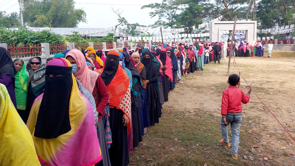 কেন্দ্রে হামলা, ব্যালট ছিনতাই