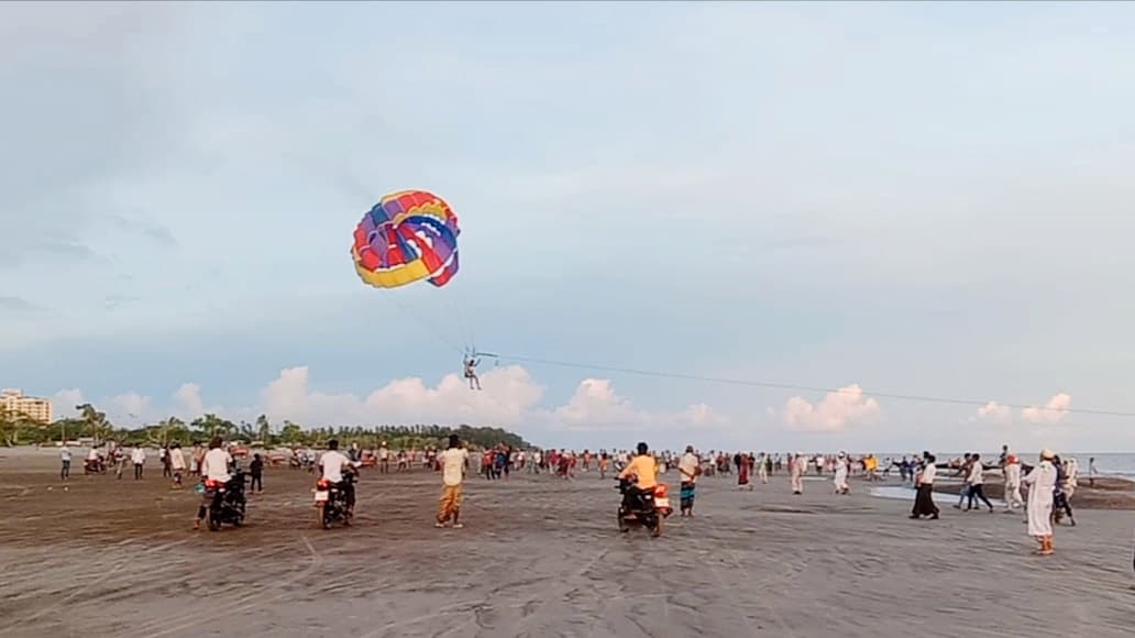 কুয়াকাটার আকাশে উড়ল প্যারাস্যুট