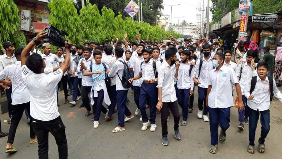 প্রধান শিক্ষকের অপসারণ দাবিতে ছাত্রদের বিক্ষোভ