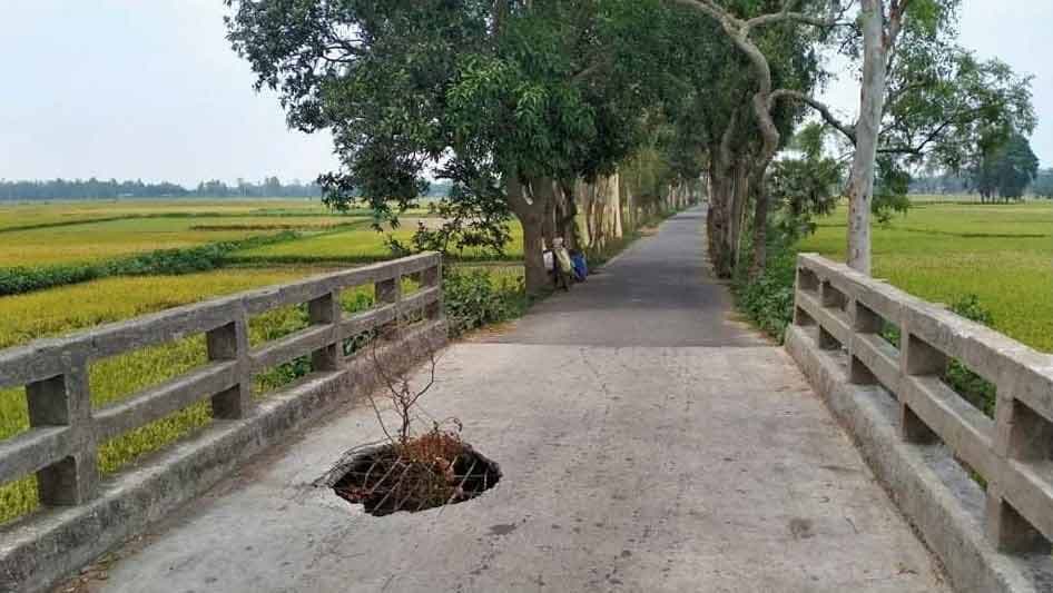 কামারখন্দে কালভার্টের পাটাতন ভাঙা, ঝুঁকি নিয়ে চলছে যানবাহন