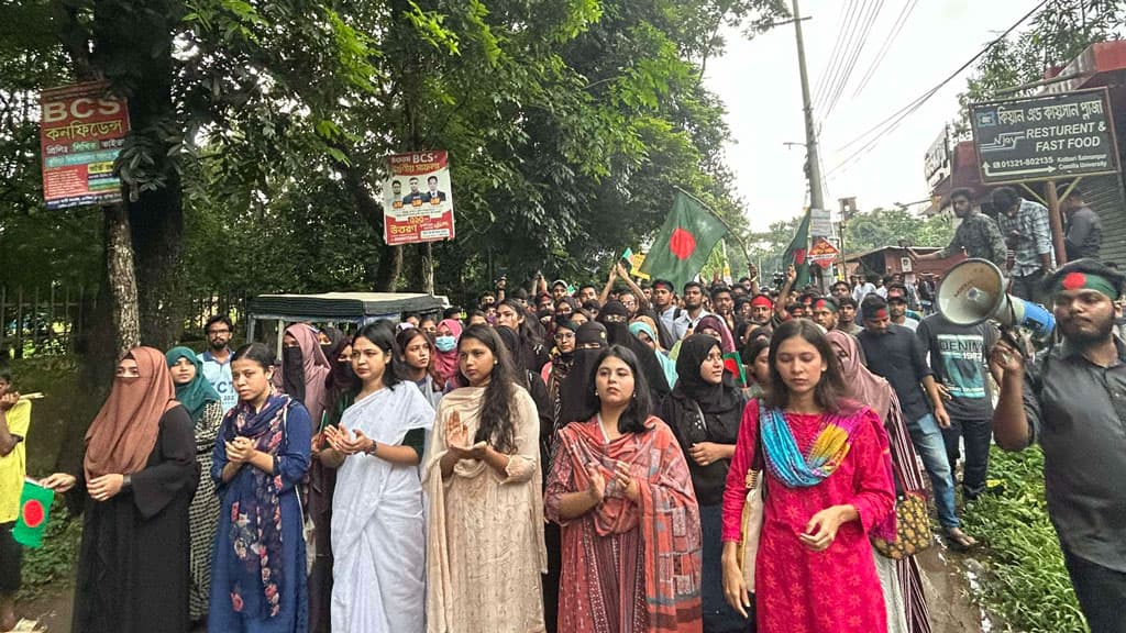 কুবি শিক্ষার্থী ও পুলিশের সংঘর্ষের স্থানকে ‘ছাত্র আন্দোলন চত্বর’ ঘোষণা 