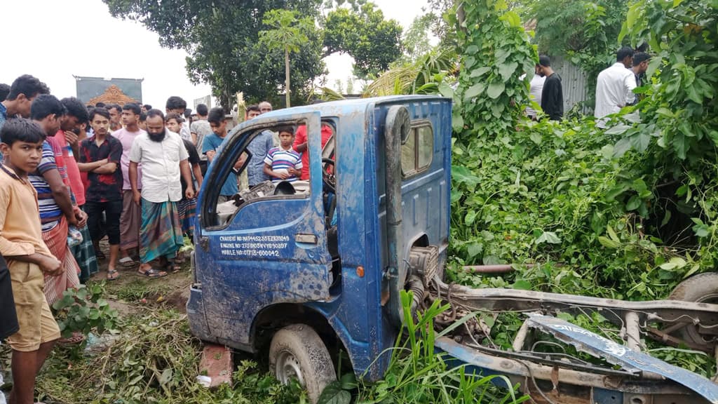 রায়পুরায় ট্রেনের ধাক্কায় পিকআপের ৩ যাত্রী নিহত, আহত ৩