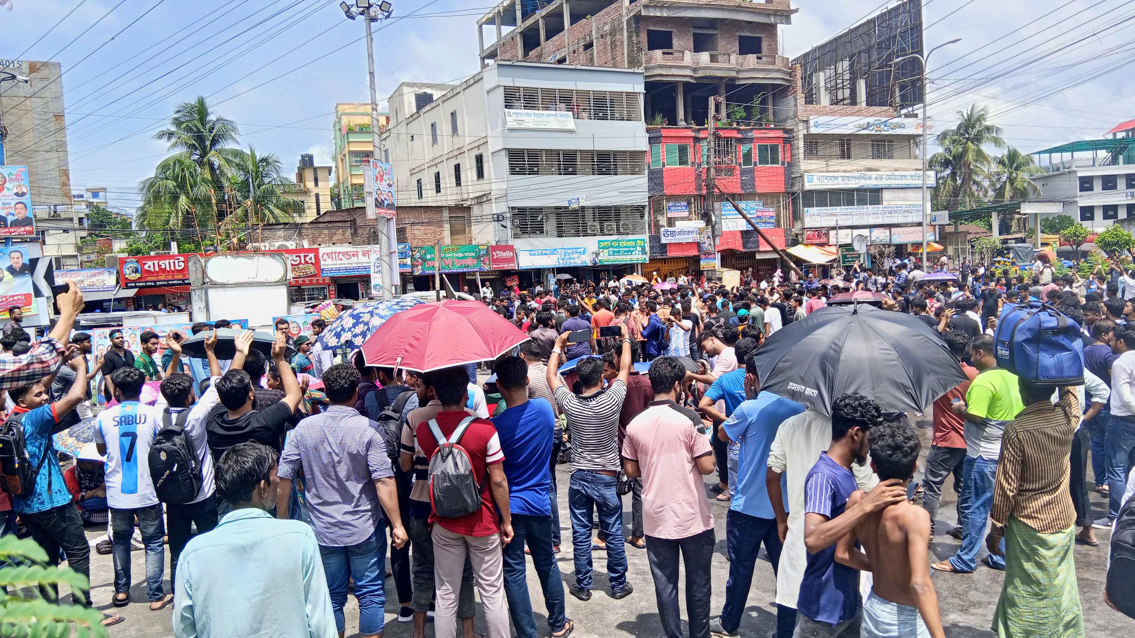 ফরিদপুরে কোটা আন্দোলনকারীদের ওপর হামলার প্রতিবাদে সড়ক অবরোধ, শহরজুড়ে যানজট