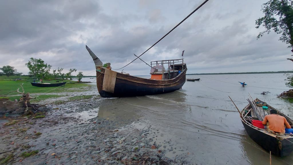 নিষেধাজ্ঞায় জেলেদের দুর্দিন