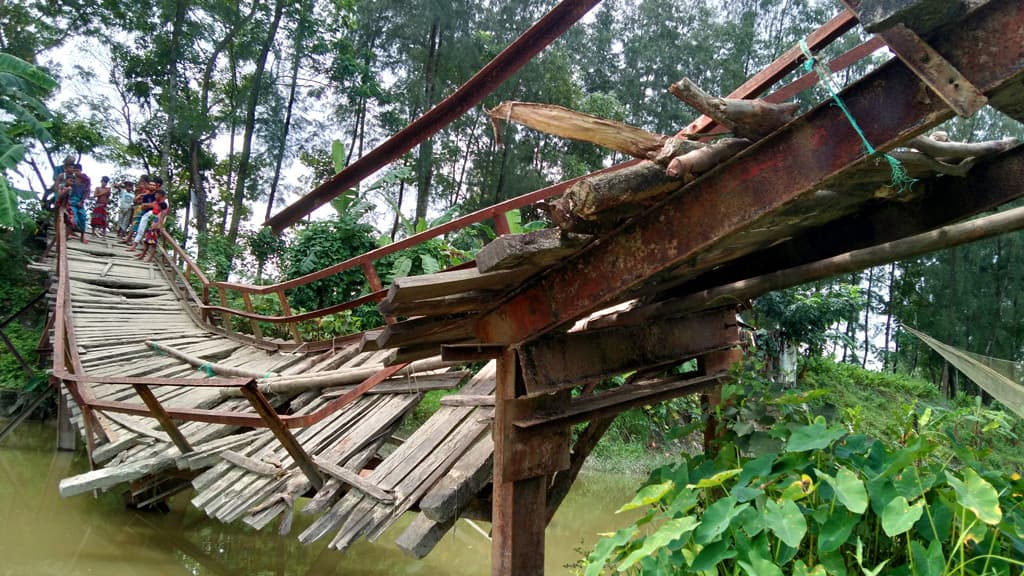 সুবর্ণচরে ভাঙা সেতু থেকে খালে পড়ে শিশুর মৃত্যু