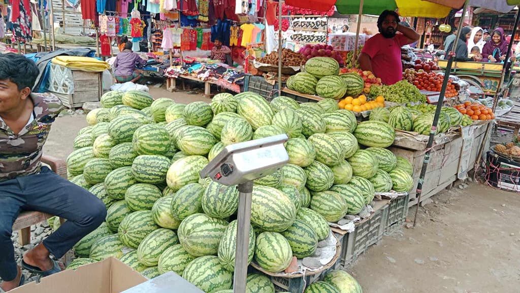 পীরগাছায় মাইকিংয়ে ঘোষণা তরমুজের কেজি ২৫ টাকা, মিলছে না আশানুরূপ ক্রেতা