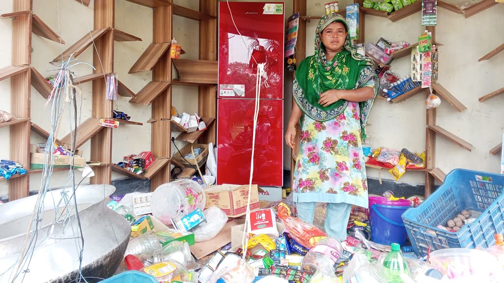 বকেয়া চাওয়ায় বিএনপি সমর্থকের দোকান গুঁড়িয়ে দিল আ.লীগের লোকজন