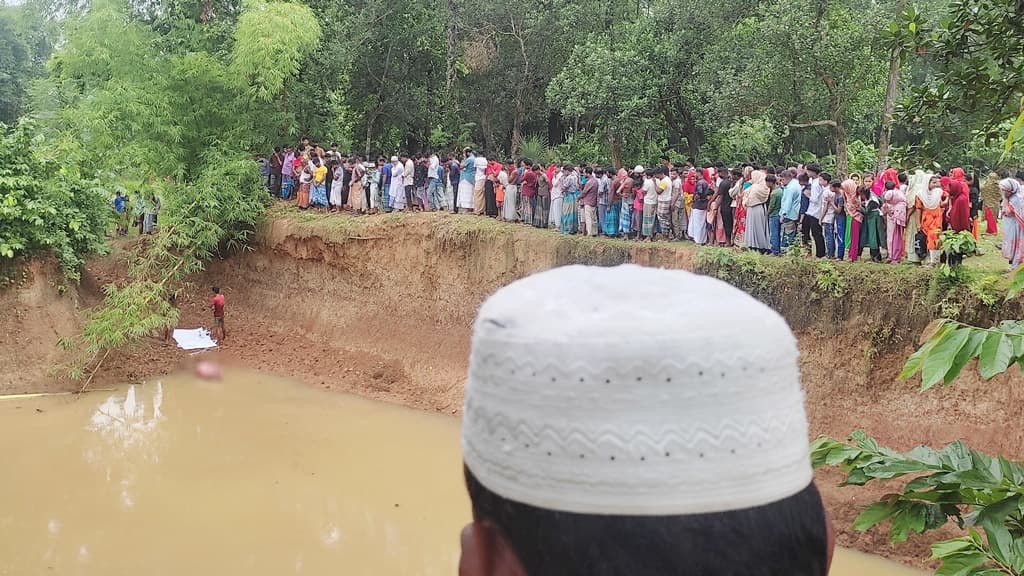 শ্রীপুরে পুকুর থেকে হাত-পা বাঁধা নারীর অর্ধগলিত মরদেহ উদ্ধার