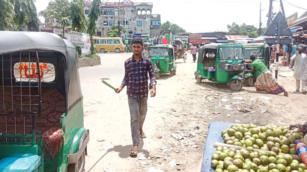 চট্টগ্রাম নগরীতে পুলিশের সামনে চাঁদা আদায়