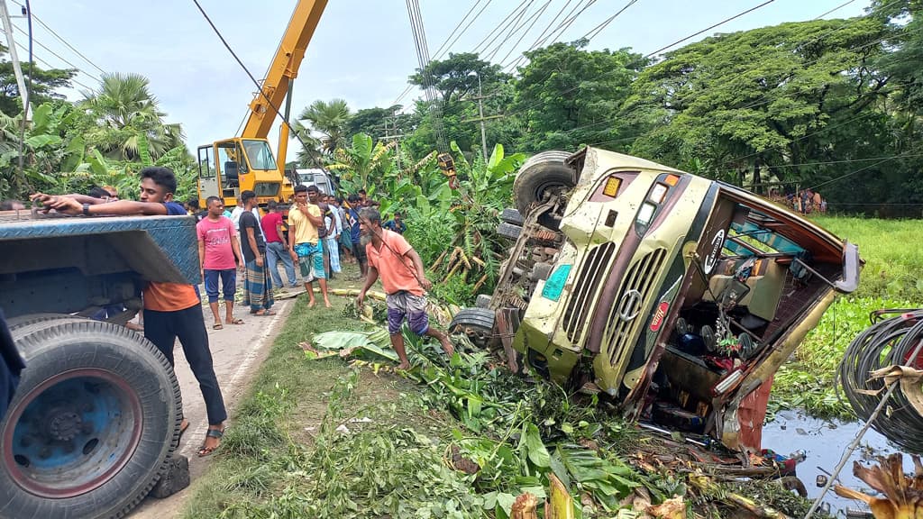 লক্ষ্মীপুরে যাত্রীবাহী বাস উল্টে খাদে, নিহত ১