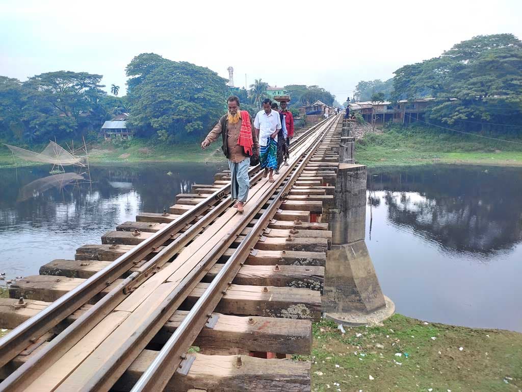 রেলসেতুতে ঝুঁকি নিয়ে চলাচল