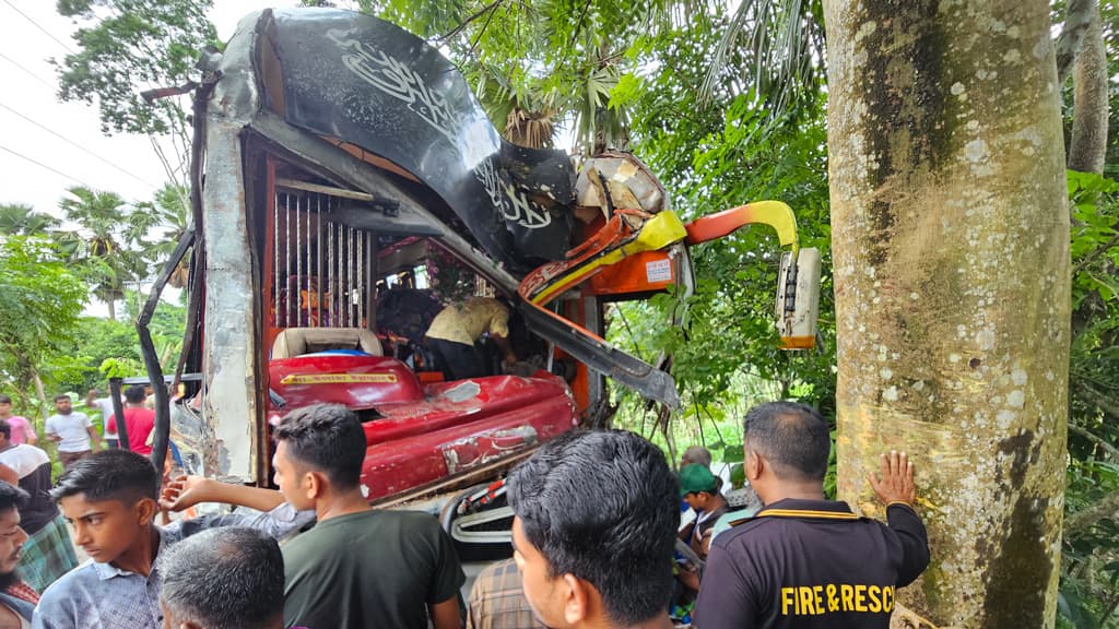 পাথরঘাটায় দুই বাসের মুখোমুখি সংঘর্ষে নিহত ১, আহত ১২ 